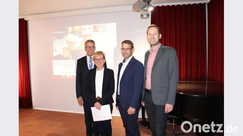 Bringen das neue Studienangebot nach Tirschenreuth: Bürgermeister Franz Stahl, Karin Stieg und Sebastian Gebauer von der Hochschule Landshut sowie stellvertretender Kämmerer Harald Eckstein (von links). Bild: Stadt Tirschenreuth/exb