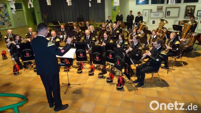 Seit 13 Jahren findet das Jahreskonzert der Bergknappenkapelle statt. In der traditionellen Uniform der Bergleute unterhalten die Musikerinnen und Musiker mit einem anspruchsvollen Programm. Bild: hka