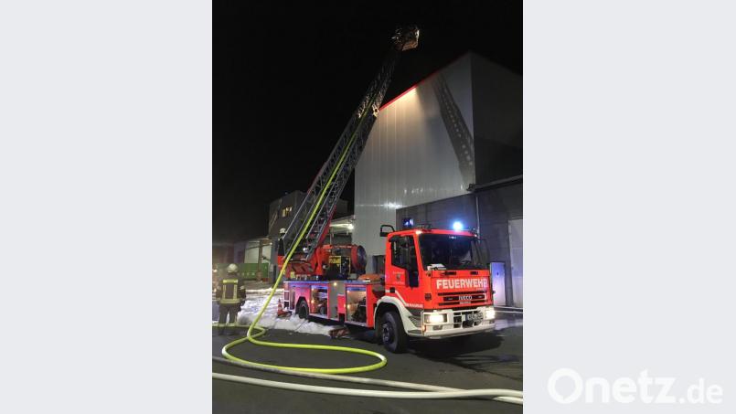 Zum Löschen müssen die Feuerwehrleute hoch hinauf. Bild: Gustl Beer