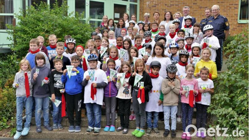 Die geprüften Radfahrer der Klassen 4 a, b und g mit den Gästen der Wimpelübergabe in der Jahnschule. Bild: wbe