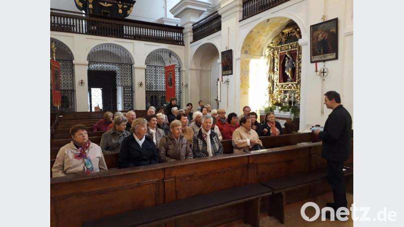Die Gruppe aus Mitterteich in der Kirche St. Quirin. Bild: Pfr. Martin Schlenk/exb