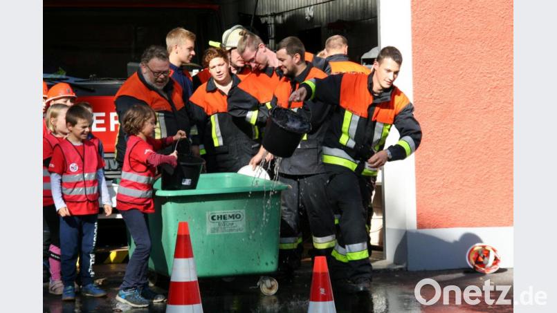 Beim Wettkampf gegen die &quot;Großen&quot; der Feuerwehr Waldershof hatte die „Löschbande“ an allen Stationen die Nase vorne. Viel Geschick bewiesen die Jungen und Mädchen unter anderem beim Slalomlauf mit einem gefüllten Wassereimer. Bild: fpoz