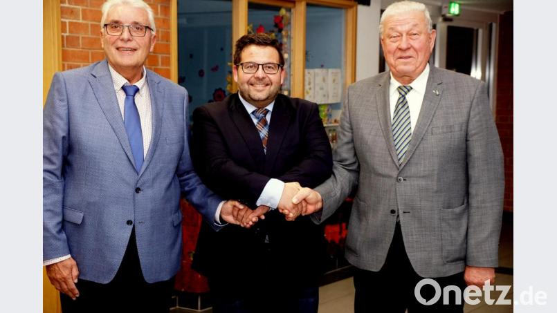 Zweiter Bürgermeister Josef Hecht (links) für die CSU und dritter Bürgermeister Eberhard Besold (rechts) für die Freie Wähler stellten Thomas Kaufmann (Mitte) als ihren gemeinsamen Kandidaten für den Posten des Immenreuther Rathauschefs vor. Bild: bkr