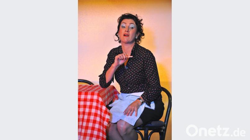 Kellnerin Anni (Claudia Lohmann). Bild: exb/Landestheater Oberpfalz