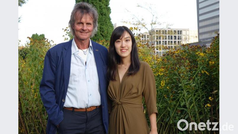 Mayuko Obuchi und Anton Zapf spielen Klavierwerke vierhändig in der Schwarzachtalhalle. Bild: exb (Zapf)