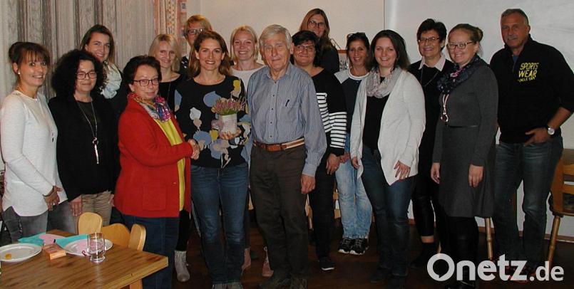 Treffen der Familienbeauftragten in Brand: Bürgermeister Ludwig König (Mitte) drückte seine Freude über die Wahl des Ortes und über 15 Neubürger aus. Marianne Fütterer (Vierte von links) von der Koordinierenden Kinderschutzstelle (KoKi) überreichte Cirta Rosbach (Siebte von links) vom Jugendmedienzentrum T1 ein Geschenk für einen überzeugenden und hilfreichen Vortrag. Bild: ld