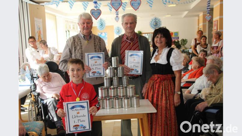 Heim- und Pflegedienstleiterin Katharina Schneider gratulierten den Siegern des Büchsenwe-fens. Hinten von rechts Friedrich Held, Josef Niederalt und Vorne Philipp Lützner. Bild: frd