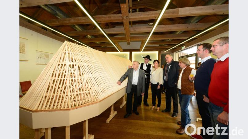 Zimmerermeister Josef Hauer (links) stellt seinen Gästen Zimmermeister Karl Müller, Bürgermeisterin Tanja Schiffmann, Bezirkstagsvizepräsident Lothar Höher, Professor Manfred Schuller, Dr. Clemens Knobling und Michal Panacek (von links) seinen bisher größten Modell-Dachstuhl vor. Bild: bey