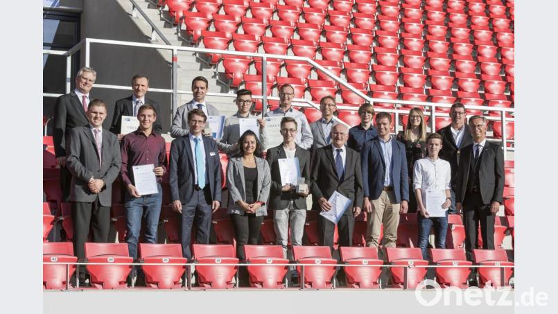 IHK-Vizepräsident Stefan Rödl (rechts) und der IHK-Bereichsleiter für Berufsbildung, Ralf Kohl (links), ehrten die besten Auszubildenden des Prüfbezirks Schwandorf und ihre Ausbildungsbetriebe. Bild: exb/Moosburger