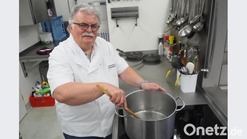 Für ein Erinnerungsfoto steht Gastwirt Erich Wiesenbacher zum letzten Mal im Freizeitzentrum in Perschen am Herd. Mit 65 Jahren will er endlich kürzer treten. Das ist längst nicht die einzige gastronomische Lücke, die es in Nabburg zu füllen gibt. Bild: bl