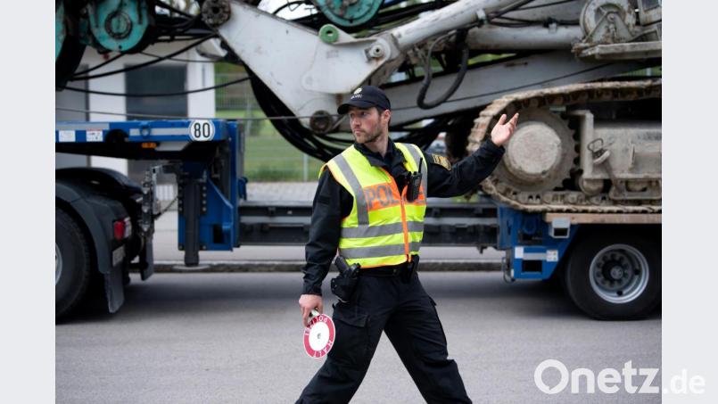 Ein Polizist untersucht an der Autobahn 9, in einer Lkw-Kontrollstelle, einen Lastwagen. Bild: Sven Hoppe/dpa