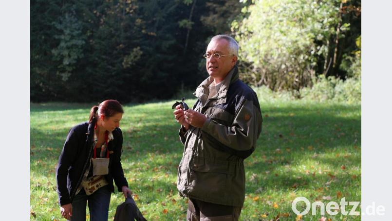 Die Fledermaus-Experten Markus Liebl (rechts) und Melanie Döppl entkräfteten bei der Exkursion viele Legenden und Mythen um die Jäger der Nacht. Bild: bsc