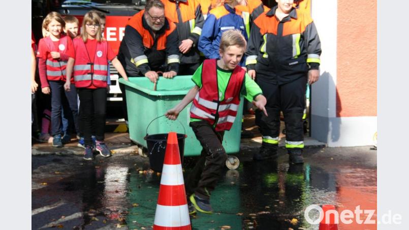 Beim Wettkampf gegen die &quot;Großen&quot; der Feuerwehr Waldershof hatte die „Löschbande“ an allen Stationen die Nase vorne. Viel Geschick bewiesen die Jungen und Mädchen unter anderem beim Slalomlauf mit einem gefüllten Wassereimer. Bild: fpoz