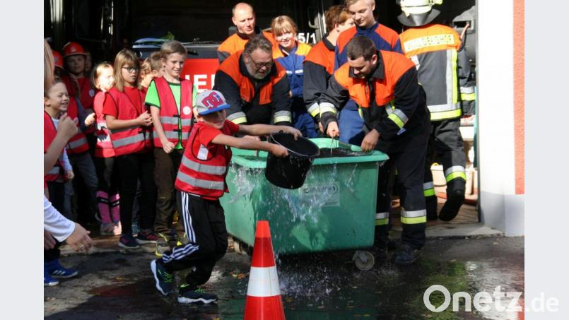 Beim Wettkampf gegen die &quot;Großen&quot; der Feuerwehr Waldershof hatte die „Löschbande“ an allen Stationen die Nase vorne. Viel Geschick bewiesen die Jungen und Mädchen unter anderem beim Slalomlauf mit einem gefüllten Wassereimer. Bild: fpoz