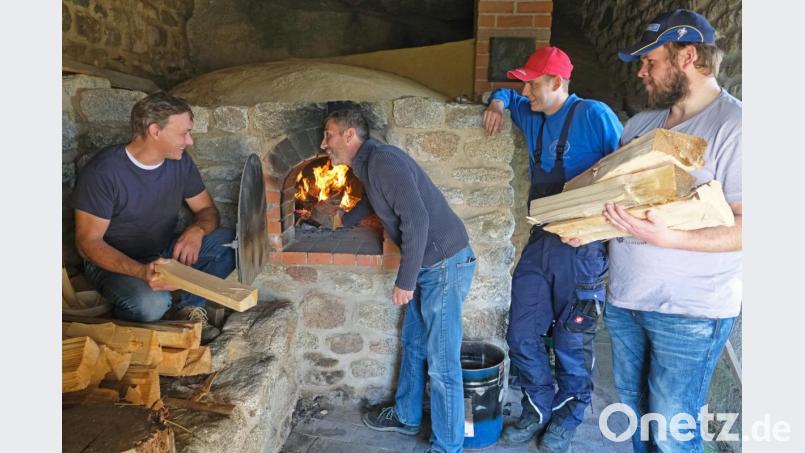 Frieren musste in der Burgruine niemand. Die Burgwehr schürte den Backofen an. Mindestens ein Mal im Jahr muss das sein, um den Ofen zu erhalten. Bild: nm