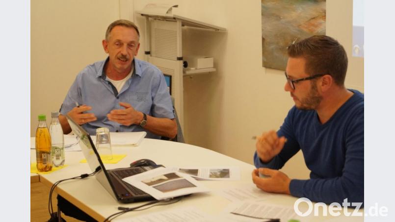Architekt Rainer Pichl (links) erörterte mit Bürgermeister Ernst Lenk (rechts) und dem Gemeinderat die Sanierungsmöglichkeiten für die Mehrzweckhalle. Bild: du