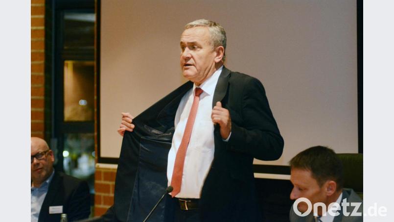 OB Kurt Seggewiß zeigt seinen Anzug, der nicht fair produziert ist. Bild: Gabi Schönberger