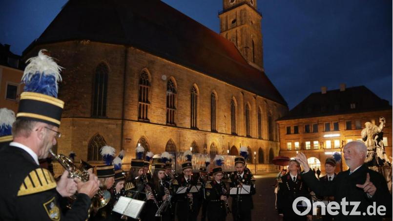Eine seiner leichtesten Übungen: Auch zu seiner aktiven Dienstzeit hat Alt-OB Wolfgang Dandorfer (rechts) gerne mal die Knappschaftskapelle dirigiert. Die Musiker spielten &quot;Glück auf, der Steiger kommt&quot;, weil der ehemalige Oberbürgermeister seiner Stadt Amberg 24 Jahre lang &quot;Glück auf&quot; in vielfacher Hinsicht beschert hat. Bild: Wolfgang Steinbacher