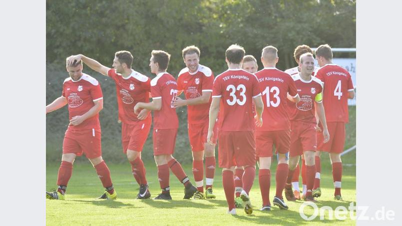 Kollektiver Torjubel bei den Spielern des TSV Königstein: Torjäger Udo Hagerer (Zweiter von links) hat mal wieder getroffen. Vor ihm und seiner Torgefährlichkeit geht so manchem beim SV Freudenberg die Düse.

Bild: Ziegler Bild: Ziegler