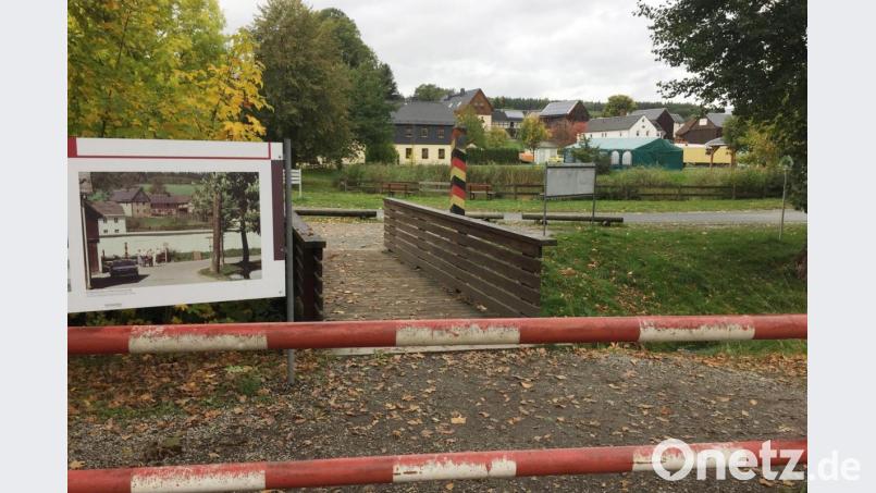 Von der bayerischen auf die thüringische Seite sind es heute nur ein paar Schritte über die Brücke. Bild: Gerhard Götz