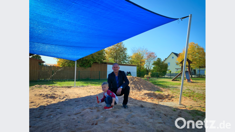 Bürgermeister Richard Kammerer überzeugt sich vom korrekten Aufbau und der Wirksamkeit des neuen Sonnensegels. Bild: sei