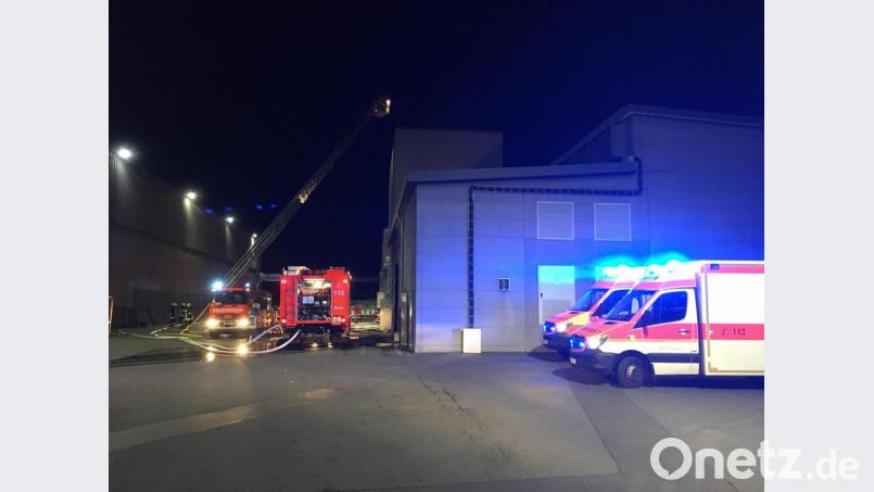 Neben der Feuerwehr sind auch drei Rettungswägen vor Ort. Bild: Gustl Beer