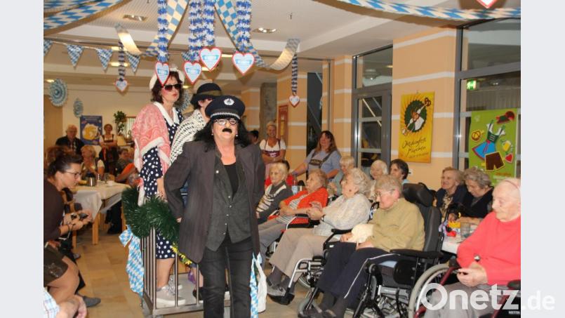 Lautstark ratterte dann noch die Münchener „Lilie 8“ durchs Oktoberfest. Bilder: frd Bild: frd