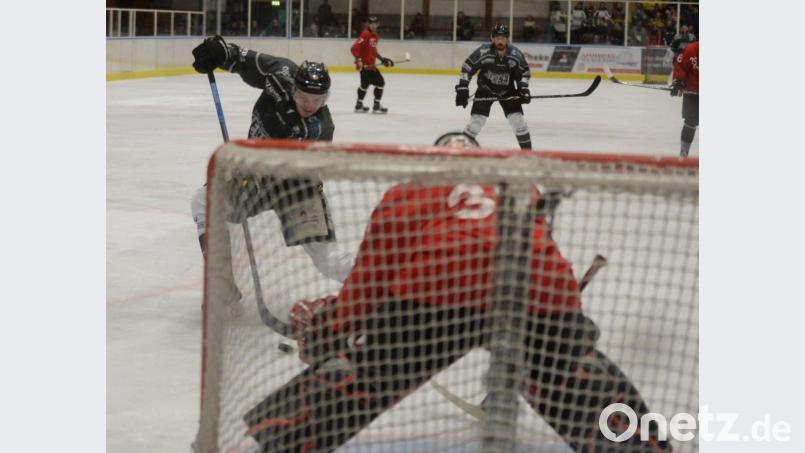 Da hat ein Torhüter nur wenig Chancen, wenn die Löwen so frei vor ihm auftauchen wie hier Dominik Schopper (links). Der ERSC Amberg erwartet im zweiten Heimspiel an diesem Wochenende am Sonntagabend den EHC Bayreuth. Bild: Andreas Brückmann
