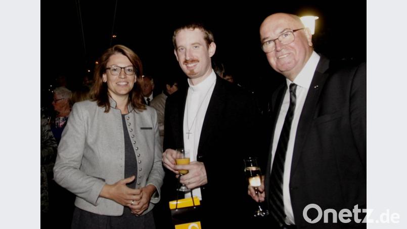 Dritte Bürgermeisterin Martina Englhardt-Kopf (links) und Dekan Hans Amann (rechts) hießen den neuen Pfarrer von Herz-Jesu Schwandorf, Andreas Schinko (Mitte), willkommen. Bild: Hirsch