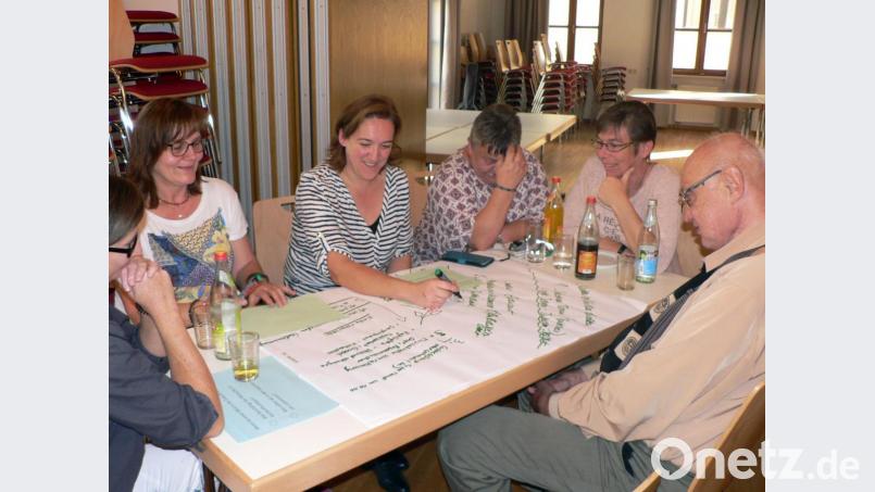 In Gruppenarbeit werden die Stärken, aber auch Schwächen der evangelischen Kirchengemeinde erarbeitet. Bild: lep