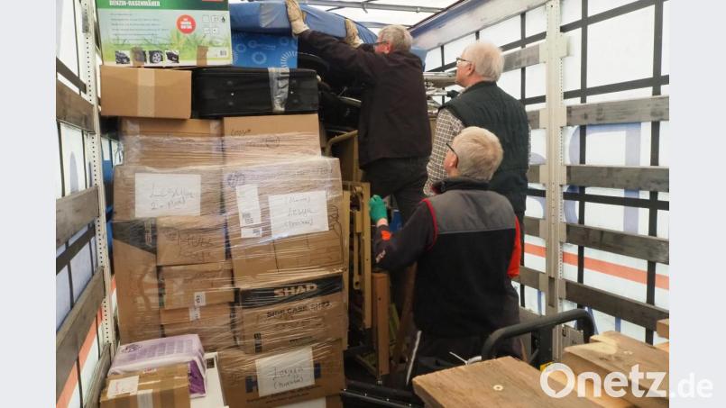 Da geht noch was: Für den Transport in die Ukraine wird jeder Zentimeter Platz geschickt genutzt. Bild: bl