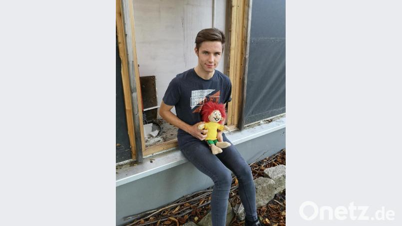 Johannes Rögner, der in der Unglücksnacht den Brand entdeckt und sofort die Feuerwehr alarmiert hatte, fand bei Aufräumarbeiten in der Werkstatt auch das kurzzeitig verschollene Firmen-Maskottchen wieder: Der kleine Stoff-Pumuckl kam nahezu unversehrt unter einem Ofenrohr zum Vorschein. Bild: lnz