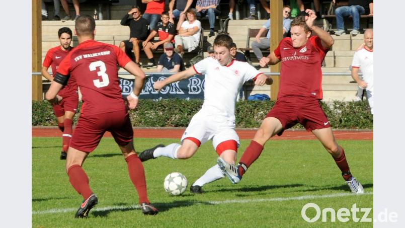 Am vergangenen Sonntag besiegte die SpVgg Wiesau (Lars Saller, weißes Trikot) den TSV Waldershof (Michael Dürrbeck, Nummer 3, und Julian Fürst) mit 2:0. Am 15. Spieltag reist die SpVgg zum TuS Erkersreuth, der TSV empfängt den ASV Wunsiedel. Bild: hho