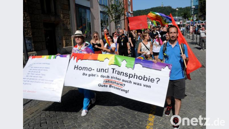 Beim ersten Christopher Street Day in Amberg im August sind gut 500 Menschen in Regenbogenfarben für Toleranz auf die Straße gegangen. Bild: Stephan Huber