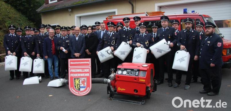 Zehn Feuerwehren aus dem Landkreis erhielten einen Schwimmsauger. Florian Ramsl (vorne, Siebter von rechts) übergab die Geräte im Namen der Versicherungskammer Bayern. Bild: wro