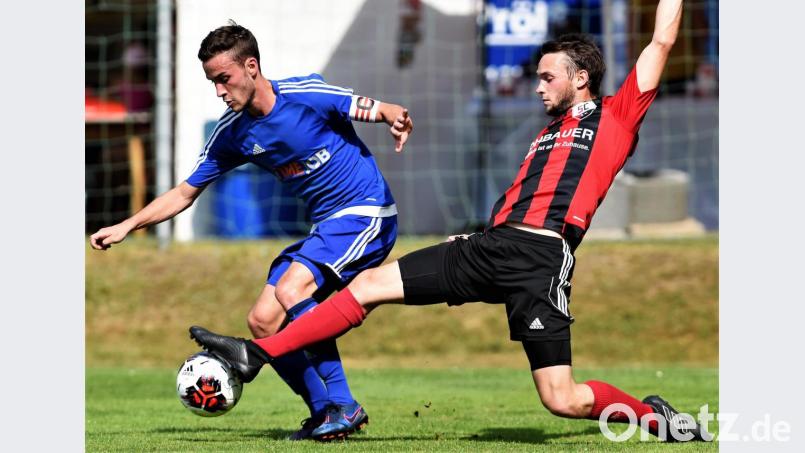 Kapitän Andreas Koppmann (links) fehlt dem SV Etzenricht im prestigeträchtigen Derby am Samstag gegen den SC Luhe-Wildenau (im Bild André Bertelshofer). Bild: btg