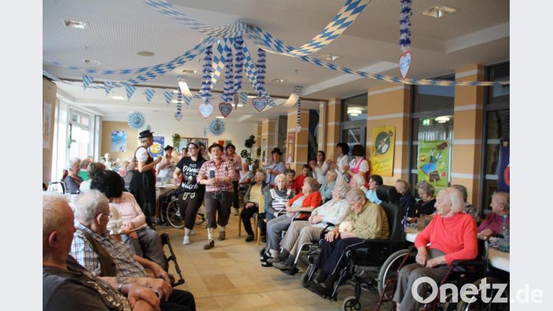 Die „Gaudiburschn“ marschierten singend durch den Okroberfestsaal. Bild: frd