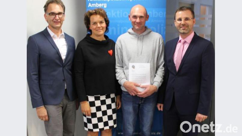 Kriminalhauptkommissar Reiner Wiedenbauer (links) und Gerhard Huf (rechts), der Leiter der Amberger Kriminalpolizei, zeichnen Mathias Bauer (Zweiter von rechts) aus. Der Hausmeister der Albert-Schweitzer-Schule hat der Polizei Ende Juni dabei geholfen, Einbrecher zu überführen. Auch Rektorin Marion Weigl bedankte sich. Bild: piam