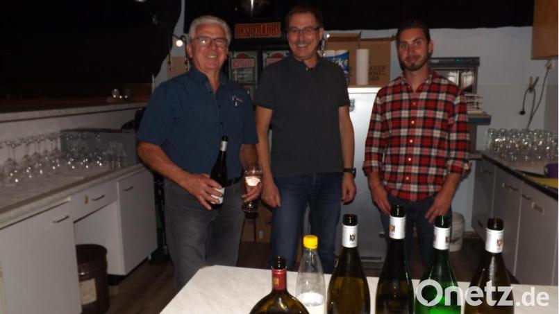 Unterstützung an der Theke und im Service: FWG-Chef und Gemeinderat Josef Witt (von links) und Gemeinderat Lothar Löw. Bild: trj