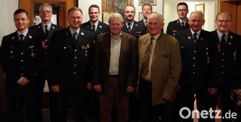 Die Lintacher Feuerwehr ehrt einige Mitglieder für langjährige Treue und Beförderungen (von links): Matthias Rehaber, Vorsitzender Tobias Göbl, Jubilar Michael Hassler jun., Zweiter Kommandant Dennis Schubert, Altbürgermeister und Ehrenmitglied Norbert Probst, Kommandant Benjamin Weiß, Zweiter Vorsitzender Bernhard Müller, Jubilar Georg Schwab sen., Kreisbrandmeister Armin Daubenmerkl, Zweiter Bürgermeister Franz Weiß und Kreisbrandinspektor Hubert Blödt. Bild: gto