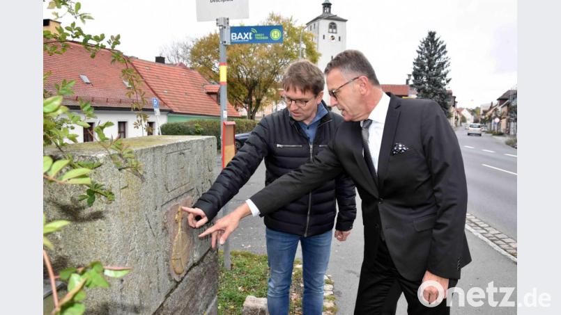Sowohl Bürgermeister Franz Stahl als auch Stadtbaumeister Andreas Ockl machen sich Gedanken über den zukünftigen Standort des 400 Jahre alten Gedenksteins. Bürgermeister Stahl möchte im Zuge der Neugestaltung des Geländes um das ehemalige Feuerwehrhaus einen neuen, angemessenen Platz für das älteste Tirschenreuther Original-Monument der Stadtgeschichte finden. Am Standort will er aber grob festhalten. „Der Stein bleibt bei der Brücke“ so Franz Stahl. Bild: Thomas Sporrer