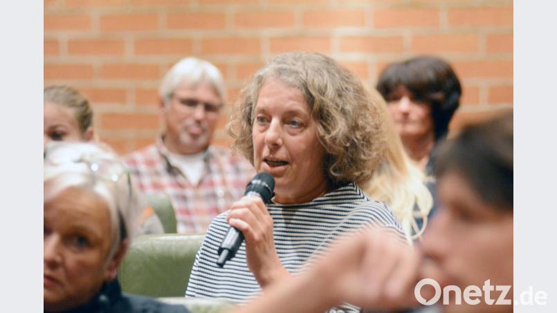 Dagmar Meier ist mit den Antworten nicht immer zufrieden. Bild: Gabi Schönberger