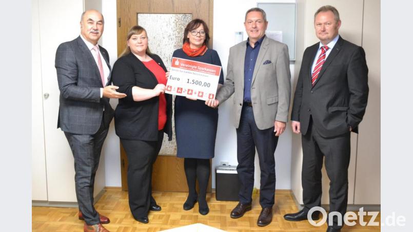 Von links: Josef Pflaum, Vorstandsvorsitzender der Vereinigten Sparkassen, Eugenia Leipelt, Leiterin der Caritas-Sozialstation Auerbach, Bozena Schiepert, Geschäftsführerin des Caritasverbandes Bayreuth, Erster Bürgermeister Joachim Neuß und Thomas Neukam, Filialdirektor der Sparkassenfiliale Auerbach Bild: exb