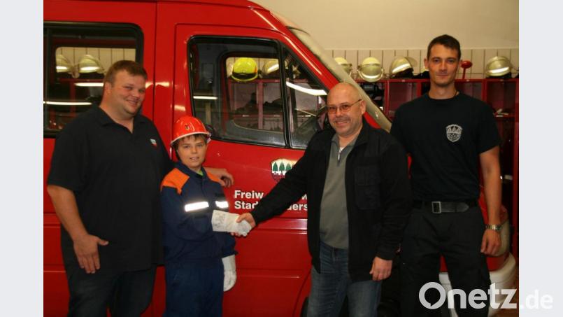 Als erstes Mitglied der „Löschbande“ wurde der zwölfjährige Felix Kellner per Handschlag in die Jugendfeuerwehr aufgenommen. Im Bild (von links) Matthias Wolf (Leiter der Kinderfeuerwehr), Felix Kellner, Kommandant Stefan Müller und Lukas Neubauer (Leiter der Jugendfeuerwehr). Bild: fpoz