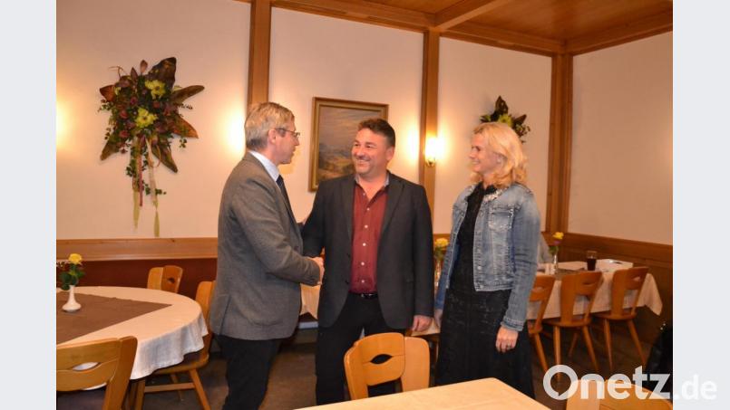 Die CSU-Ortsverbände Moosbach/Tröbes schicken den Lehrer Sandro Stefinger (Mitte) ins Rennen um einen Sitz im Kreistag Neustadt/WN 2020. Dazu gratulierten Kreisrätin Andrea Lang sowie Bürgermeister und stellvertretender CSU-Ortsvorsitzender Hermann Ach. Bild: gi