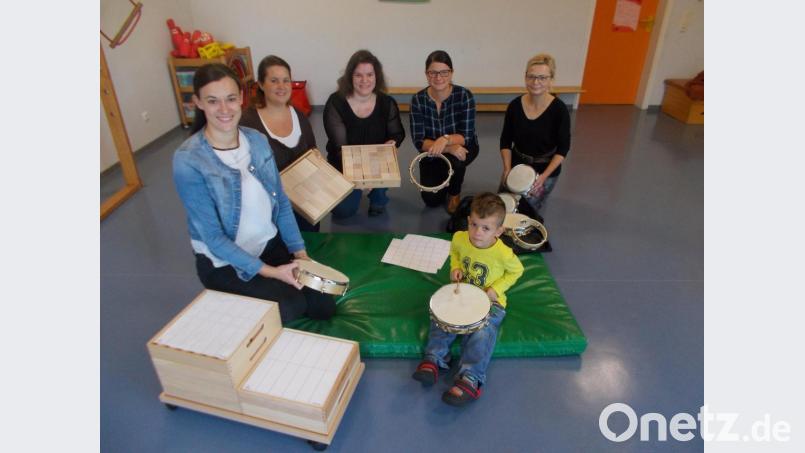 Der Kita-Förderverein ist für die Kindertagesstätte Speinshart eine äußert segensreiche Einrichtung, betont Kindergartenleiterin Waltraud Wagner (rechts) bei der Übergabe der Sachspenden im Wert von über 2000 Euro durch die Vorstandsmitglieder Nicole Roder, Tanja Schertler, Monika Meyer und Christine Hefner (von links) Bild: do