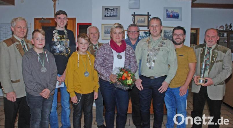 Der Schützenkönig des Schützenvereins Wernberg-Köblitz heißt erneut Andreas Krös. Er wird unterstützt von Schützenliesl Michaela Piehler und Jugendkönig Daniel Benkner. Unser Bild zeigt von links: Schützenmeister Hans Dotzler, ersten Jugendritter Daniel Laufmann, Jugendkönig Daniel Benkner, zweiten Jugendritter Tobias Laufmann, Hans Geßl, Schützenliesl Michaela Schlosser, ersten Ritter Hans-Peter Weidner, Schützenkönig Andreas Krös, zweiten Ritter Patrick Tischler und Josef Kurzwart. Bild: wee