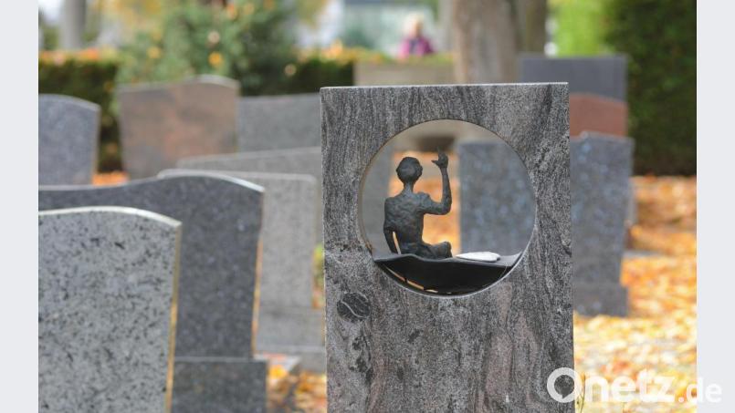 Beleg für den Wandel der Grabkultur: Ein mit Figur und ausgeschnittener Rundung verzierter Gedenkstein am Weidener Stadtfriedhof. Bild: Gabi Schönberger
