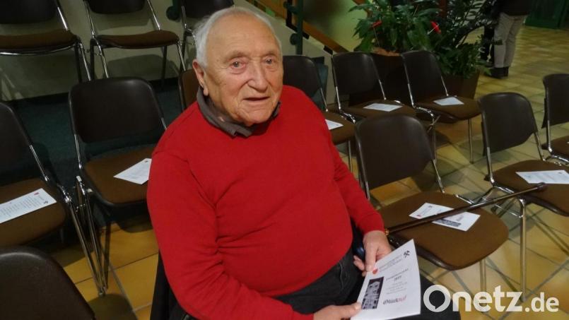Einer, der sich kein Konzert der Bergknappenkapelle entgehen lässt: Urgestein „Tschitto“ Hofmann, inzwischen 88 Jahre alt, hat 57 Jahre lang die Klarinette gespielt. Bild: hka