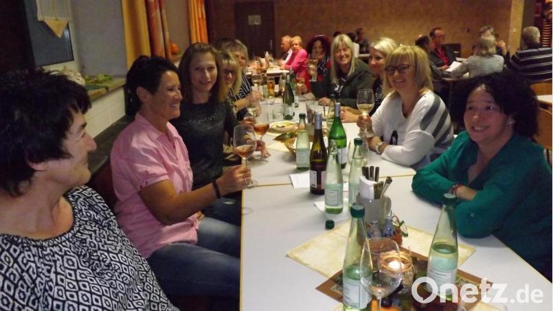 Beim Weinabend der Freien Wähler im Gemeindesaal herrscht ausgelassene Stimmung. Bild: trj